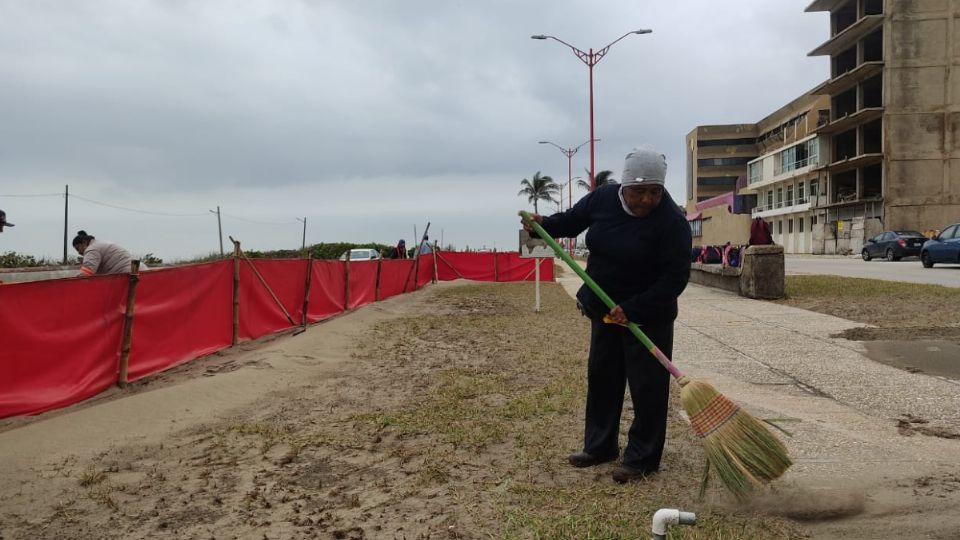 Trabajadores de limpia pública de Coatzacoalcos, como Georgina, ganan menos de 200 pesos al día