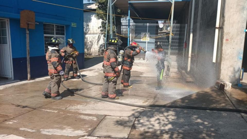 Elementos del Heróico Cuerpo de Bomberos arribó a la fábrica de hielo para controlar la fuga de amoniaco.