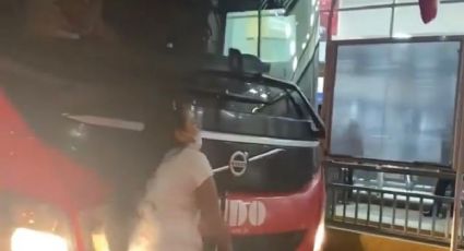 VIDEO: Chofer de ADO "arrastra" a pasajera que buscaba detener unidad