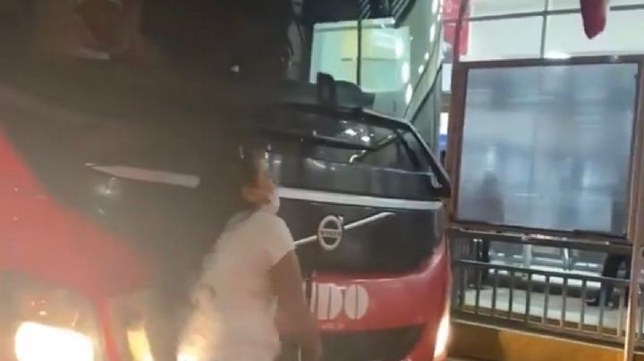 VIDEO: Chofer de ADO "arrastra" a pasajera que buscaba detener unidad