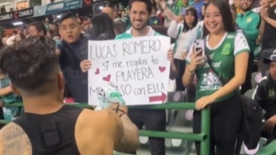 El compromiso matrimonial de una pareja en el Nou Camp.