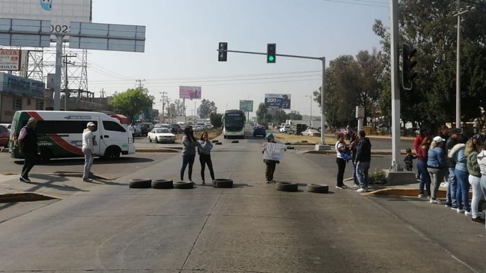 Los padres de familia bloquearon avenida Central-Carlos Hank Gonzalez donde impidieron la circulación de cientos de automovilistas que se dirigían hacia la Ciudad de México.