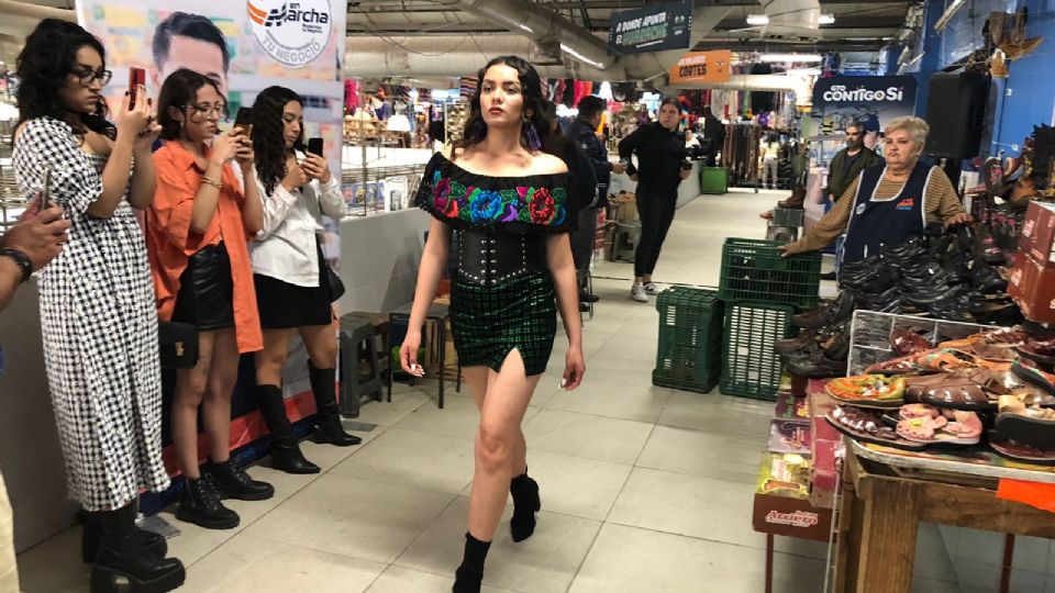 El Mercado Aldama se convirtió en pasarela de moda en el que los modelos posaron al ritmo de música