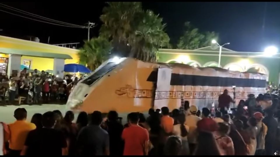 Durante el carnaval de Hecelchakán, en medio de gritos, risas y aplausos, las personas que “conducían” uno de los vagones del Tren Maya iban en zig zag acercándose “peligrosamente” al público hasta que descarriló