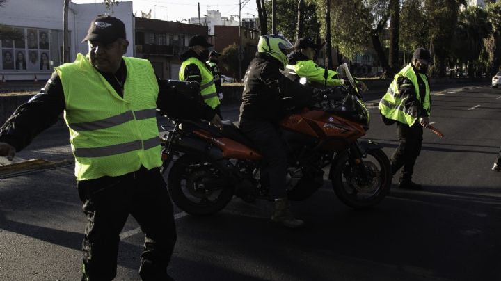 Motociclista atropella a 2 mujeres y 1 menor por pasarse el alto