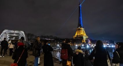 La Torre Eiffel se ilumina con los colores de Ucrania