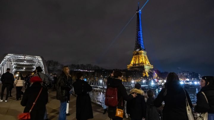 La Torre Eiffel se ilumina con los colores de Ucrania