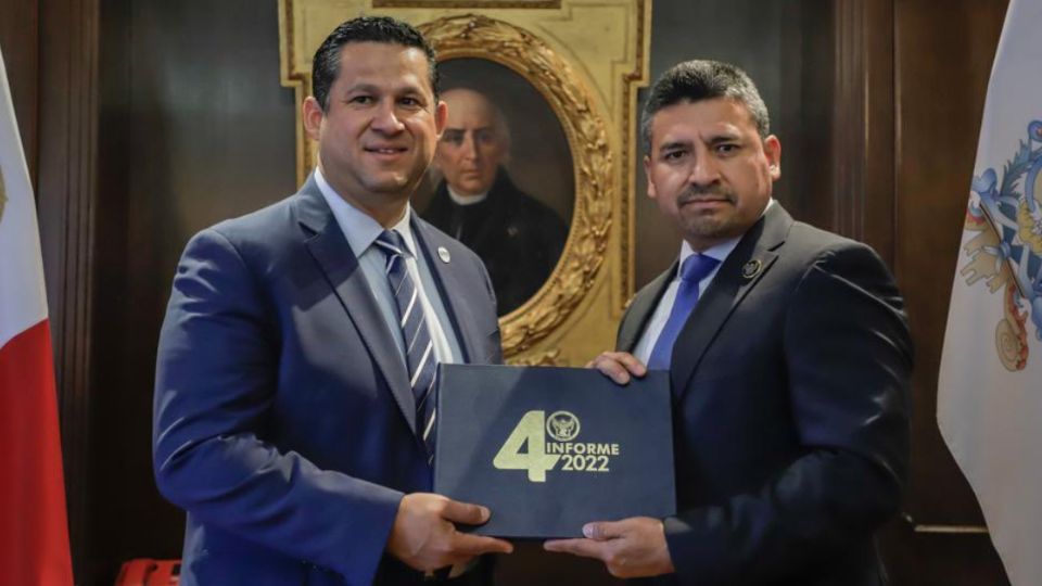 El fiscal de Guanajuato, Carlos Zamarripa entrega el documento de su cuarto informe de labores al Gobernador de Guanajuato.