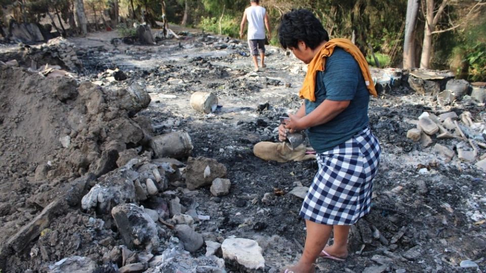 Un incendio arrasó con 13 viviendas, de lámina y cartón, que se instalaron de manera irregular a orillas de un afluente en Tuxtla Gutiérrez; ahora el gobierno municipal los quiere desalojar