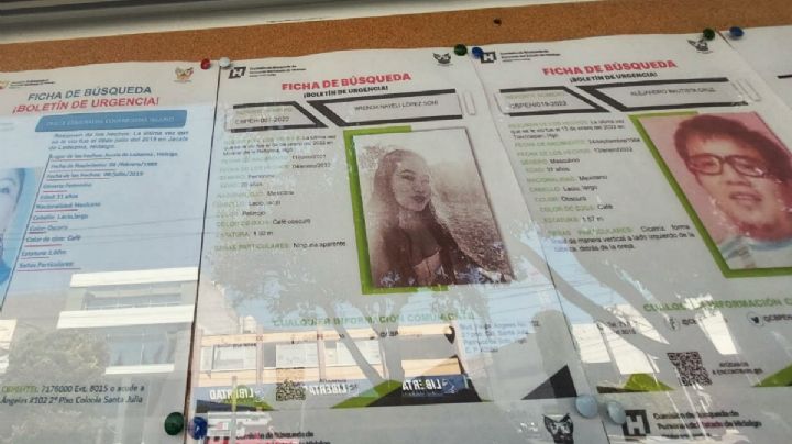 Por esta razón Derechos Humanos exhibe fichas de búsqueda en una concurrida avenida de Pachuca