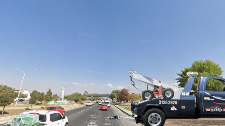 Vuelca camioneta recolectora de basura sobre la México-Pachuca