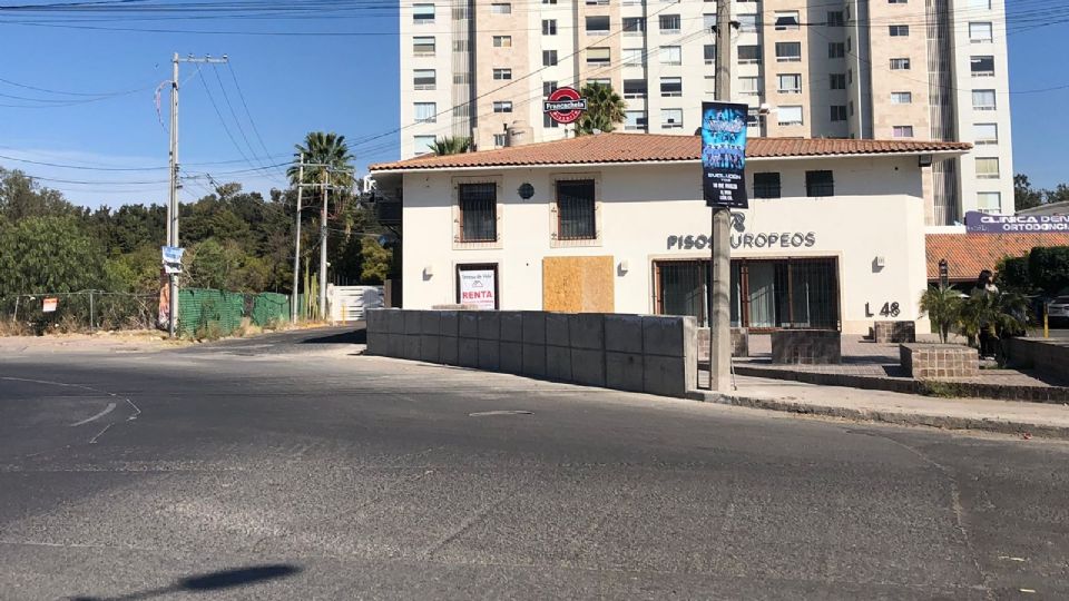 Un muro se ha levantado para proteger uno de los locales de la placita del campestre