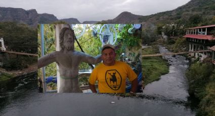Martín esculpe Cristo para turistas y ahogados en río de Jalcomulco