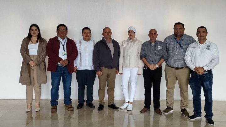 Coatza recibe médicos cubanos para cubrir déficit de personal; van 9