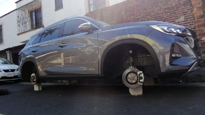 Deja camioneta de lujo estacionada en Fortín y la encuentra sin llantas