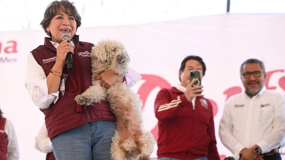 La maestra Delfina Gómez volvió a Atizapán de Zaragoza y estuvo acompañada del perrito 'Peluso', quien también la siguió durante la caminata de la 'Esperanza' en 2017.