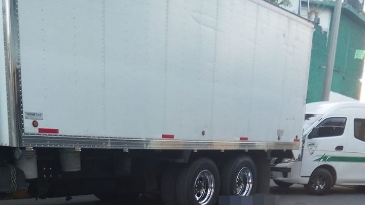 Camión de carga atropella a un hombre y lo mata en Tlalnepantla