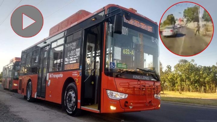 ¡De milagro!: Sujeto se avienta a camión de transporte público, chofer evita arrollarlo
