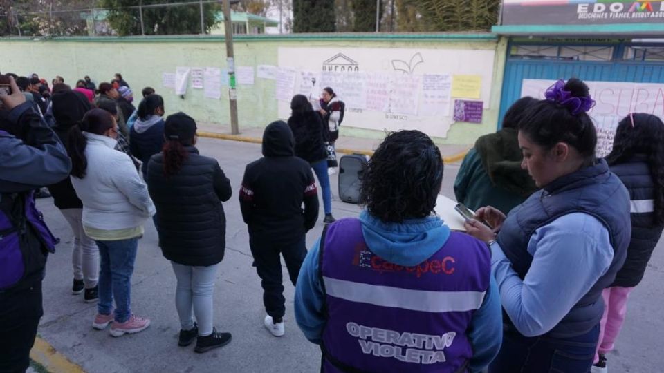 Cerca de 20 alumnas, acompañadas de padres de familia y activistas, realizaron una protesta pacífica contra el profesor ante el incremento de denuncias de acoso sexual. 