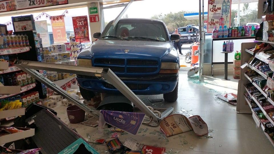 La camioneta terminó dentro de la tienda Oxxo.