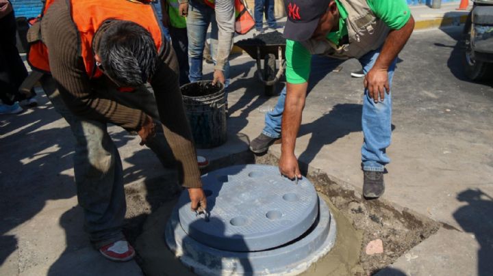 Para evitar robos, cambian coladeras de fierro por otras de plástico en calles de la CDMX