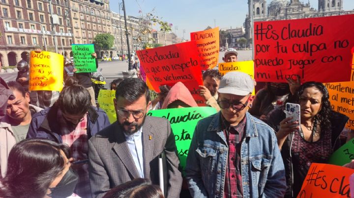 Víctimas de Línea 12 y del Colegio Rébsamen arrojan huevos a sede del Gobierno de CDMX