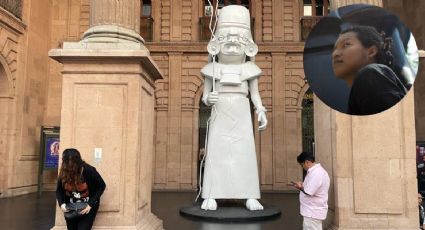 ¿Qué hace una escultura de 5 metros en la explanada del Teatro Doblado?