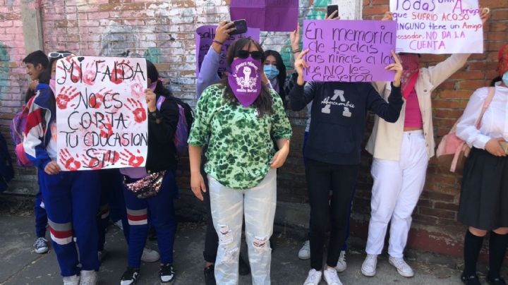 Alumnas de secundaria denuncian acoso sexual de maestros en escuela de Toluca