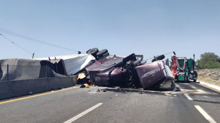 Volcadura de tráiler en el circuito exterior mexiquense detiene el tránsito en ambos sentidos