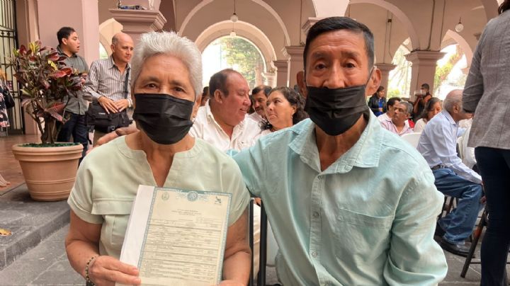 Tras 53 años juntos, Clara y Tomás se casan en bodas colectivas de Xalapa, Veracruz