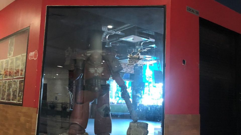 De todas las figuras del restaurant bar ComicX  solo queda un robot acorazado del alguna saga de videojuegos