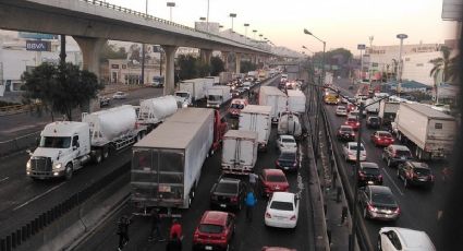 Un tráiler volcado en carriles centrales de la México-Querétaro provoca caos