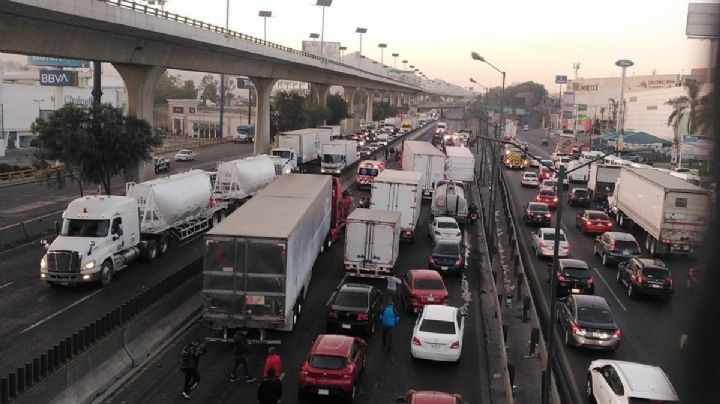 Un tráiler volcado en carriles centrales de la México-Querétaro provoca caos