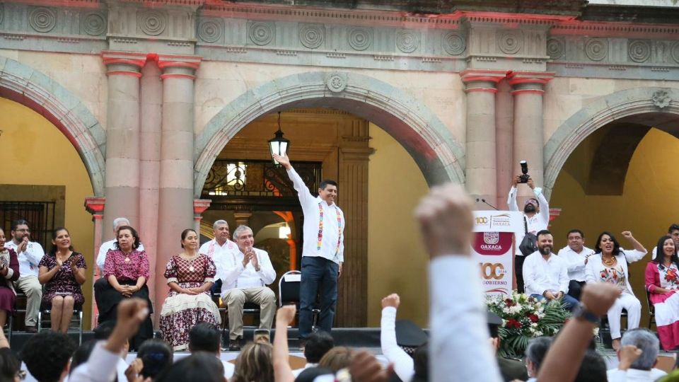 Por primera vez en la historia de Oaxaca, el titular del Poder Ejecutivo rindió su informe desde el Zócalo capitalino.