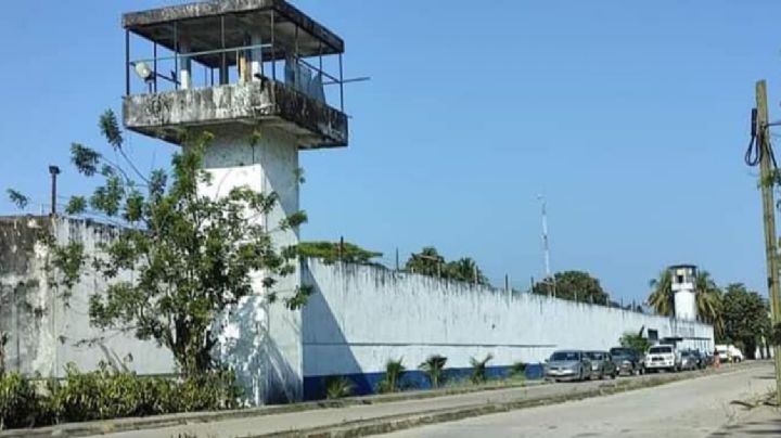 Secuestradores se fugan de penal de Tabasco a bordo de una patrulla; se disfrazan de policías
