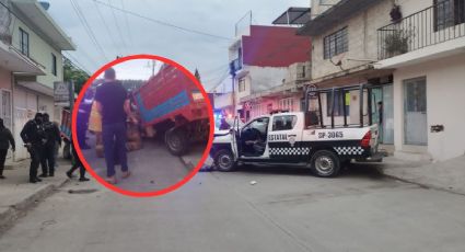 Chofer de camioneta queda prensado tras chocar contra patrulla de SSP en Xalapa, Veracruz