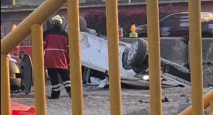 Conductor muere en la carretera México-Querétaro tras volcar su auto cerca de Coyotepec