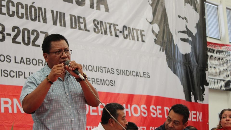 Isael González tomó protesta este sábado en dos actos: el primero ante representantes del SNTE, y luego ante las bases de la Sección 7 de la CNTE, en donde estuvieron presentes representantes sindicales de Michoacán, Ciudad de México, Oaxaca, entre otros.