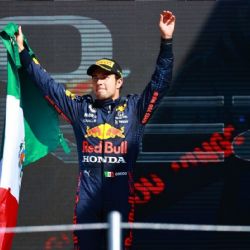 Checo Pérez gana el GP de Arabia Saudita, Verstappen no lo pudo remontar pero es líder