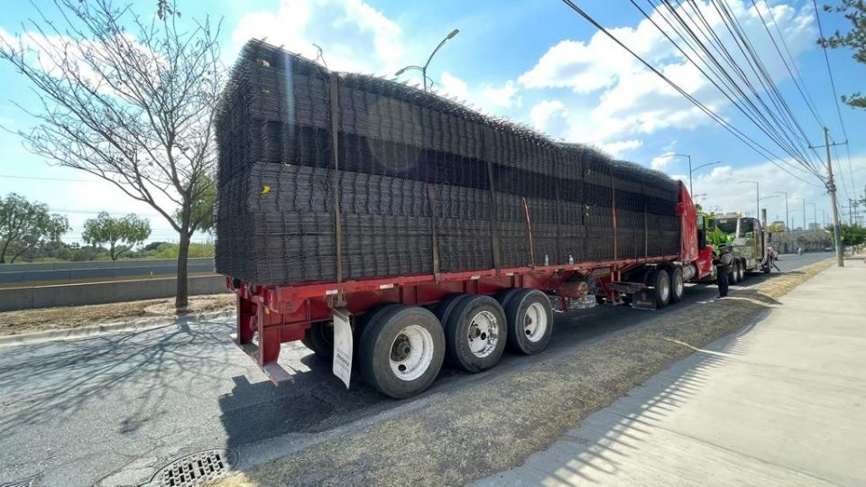 Elementos de la Guardia Nacional localizaron este tráiler recién robado con todo y su carga. Estaba abandonado en el bulevar Aeropuerto.