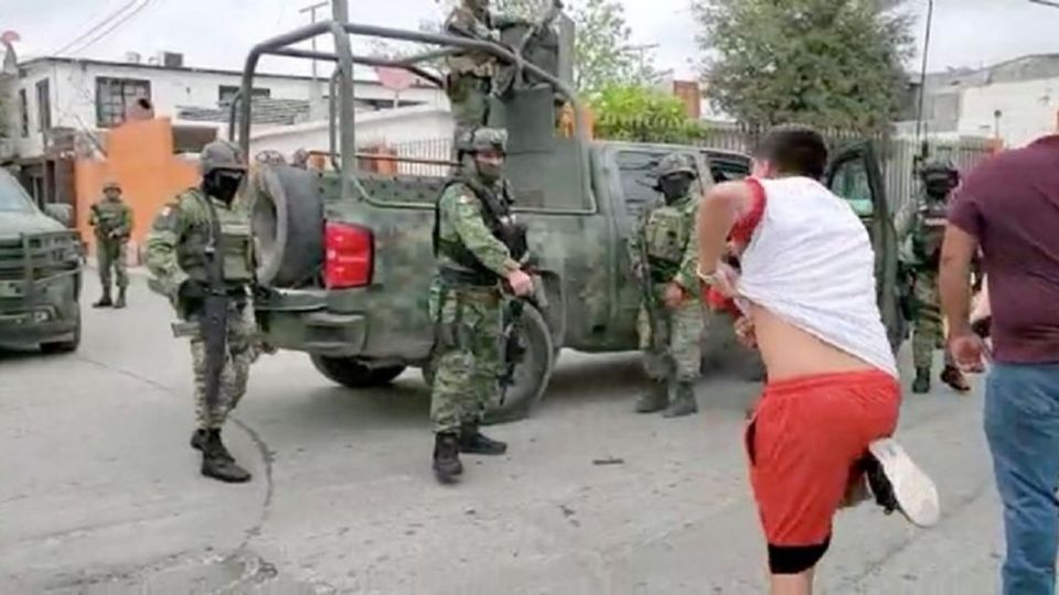 “Mira a mi hijo, viejo”, así confronta padre a militares por masacre de Nuevo Laredo