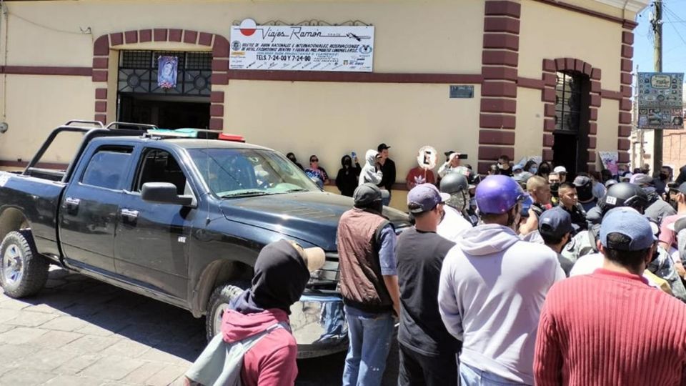 Otra persona, se quejó que “las balaceras duran hasta seis horas, que estamos a la merced de los delincuentes, la policía municipal o estatal, nunca llegan y cuando arriban ya pasaron muchas horas y solo llegan a quitar los carros abandonados por los tiroteos”.