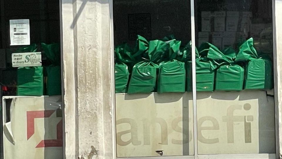 Una sucursal del banco bienestar se vio repleta de bolsas color verde.