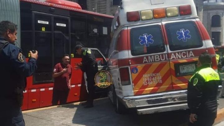 Ambulancia trata de ganarle al Metrobús y lo choca en calles de la Tabacalera