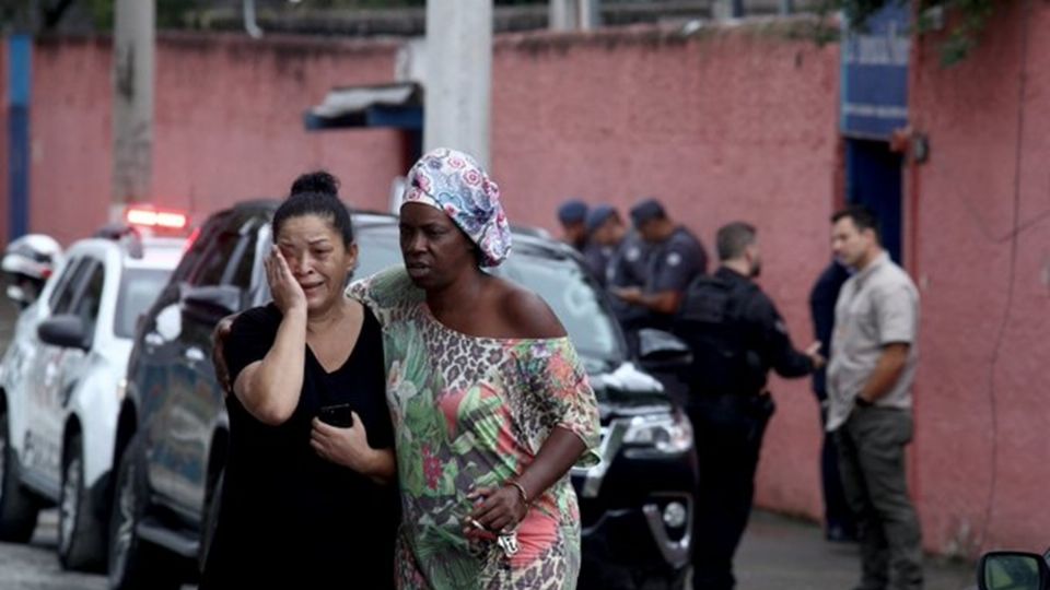 La agresión a la maestra fue grabada por  las cámaras de seguridad del colegio