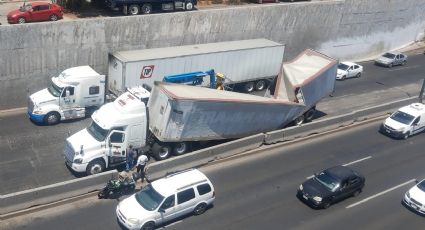 Tráiler se parte en dos mientras avanzaba en la autopista México-Querétaro
