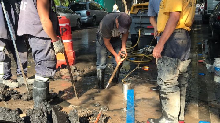 En plena sequía en CDMX, fuga de agua sorprende en la Narvarte, tardan 3 horas en ir a arreglarla