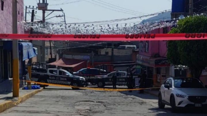 VIDEO: Balacera en Ecatepec; asesinan a hombre con arma larga y hieren a una mujer