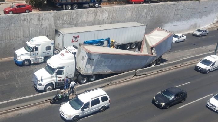 Tráiler se parte en dos mientras avanzaba en la autopista México-Querétaro