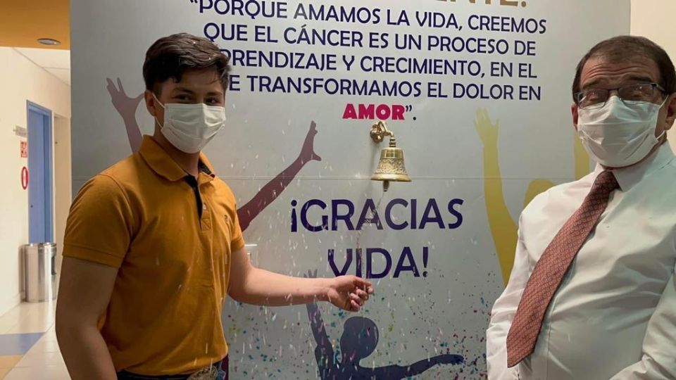 Después de años de lucha Juan Pablo venció al cáncer, tocó la campana de la victoria.